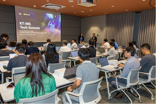KT-MS Tech Summit 행사장에서 참석자들이 노트북으로 최신 AI 기술 핸즈온 실습에 참여하는 모습